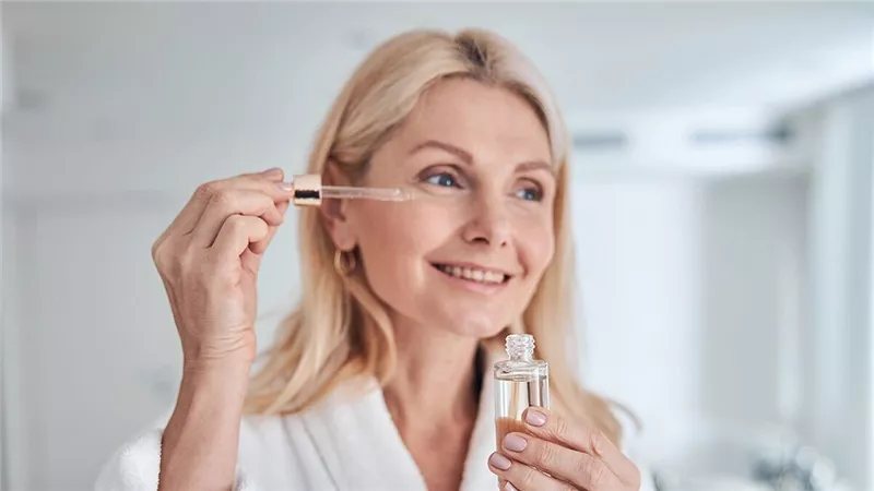 مع التقدم في العمر، أفضل زيوت طبيعية لمرونة البشرة وتقليل الخطوط الدقيقة