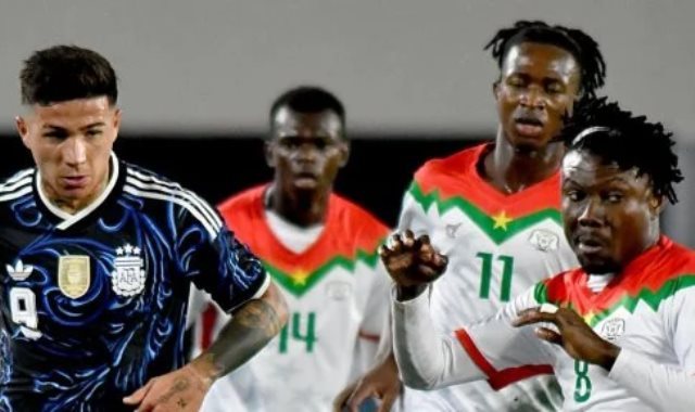 رغم تهديدات الفيفا.. رئيس بوركينا فاسو يتوعد بتغييرات جذرية في كرة القدم