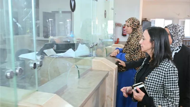 جولة مفاجئة لمحافظ البحيرة بقرية دمسنا، توجيهات بسرعة إنجاز معاملات المواطنين