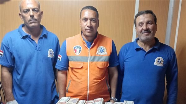 طاقم إسعاف يعيد مبلغ 660 ألف جنيه إلي مصاب في حادث بالفيوم