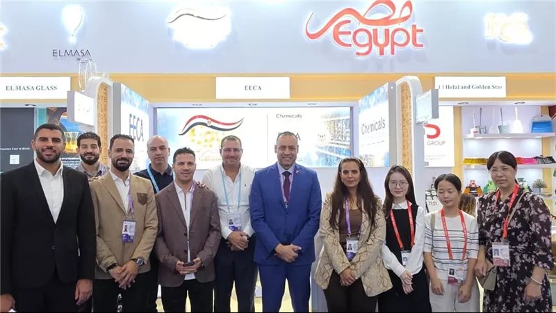 رئيس المكتب التجارى فى بكين يتفقد الجناح المصري بالدورة الـ140من معرض «كانتون فير»