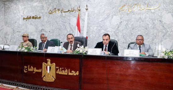محافظ سوهاج يناقش ملفات التصالح والتعديات على الأراضي الزراعية