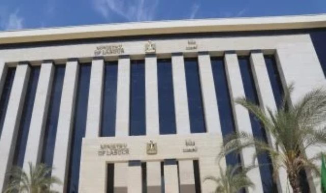 وزارة العمل تعلن عن 1095 فرصة عمل برواتب تصل لـ20 ألف جنيه