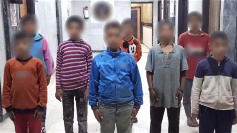 ضبط 10 أشخاص لاستغلالهم 8 أطفال في التسول وبيع السلع بإلحاح في الجيزة