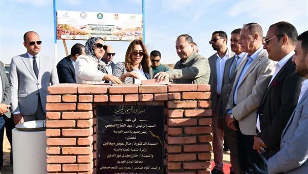 وزيرة التنمية المحلية تضع حجر أساس مجمع الصناعات الغذائية بالخارجة