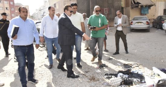 محافظ بورسعيد يبدى استياءه من مستوى النظافة بمساكن الحرية بحى المناخ