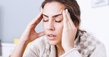 هل تستيقظ بصداع؟.. 7 علامات تحذيرية لا يجب تجاهلها