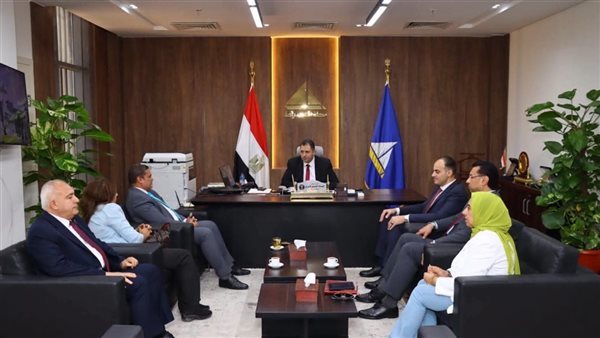 محافظ دمياط يتابع مستجدات مبادرة "القرية المنتجة" لتوطين الصناعات وتوفير فرص العمل