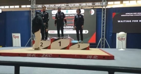 محافظ أسيوط يهنئ فاطمة عبد النبى بعد حصد 6 ذهبيات فى البطولة العربية لرفع الأثقال بالجزائر
