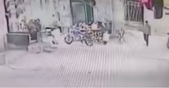 الأهالي يضبطون شخصين خطفا حقيبة أموال من موظفة بشركة كهرباء المنوفية