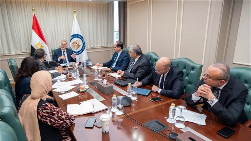 كريم بدوي يتابع خطط تأمين احتياجات السوق المحلية من المنتجات البترولية والغاز