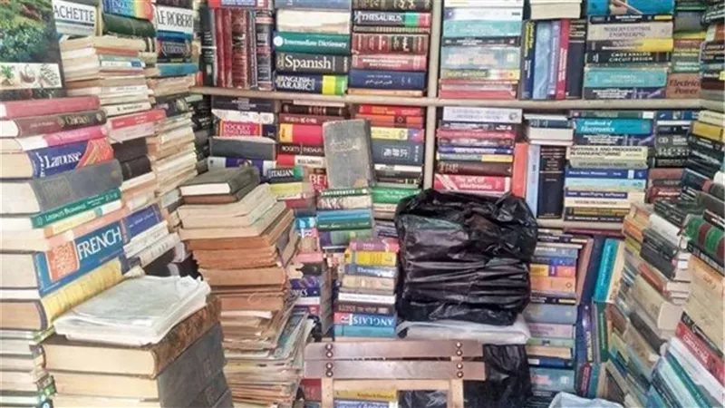 ضبط 74 ألف مطبوع تجاري مخالف بالقاهرة، ومرشد سياحي يطمس لوحة سيارته لتفادي المخالفات