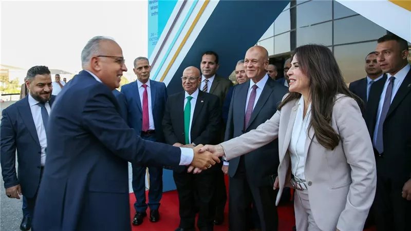 وزيرا الإسكان والري يتفقدان أجنحة الشركات المشاركة بالمعرض والمؤتمر الدولي لتكنولوجيا المياه
