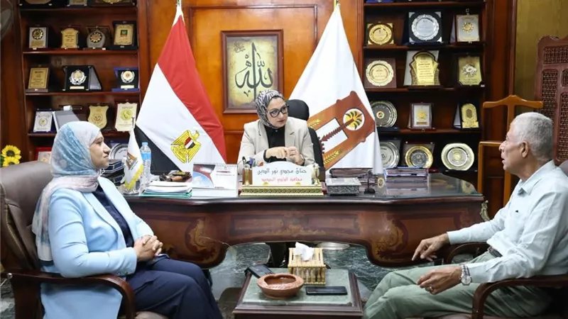 محافظ الوادي الجديد تبحث مع مستشار رئيس الوزراء الموقف التنفيذي للمشروعات التنموية والخدمية