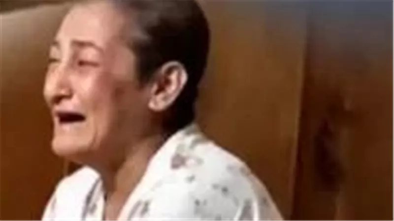 شقيقتها ضربتها بالعصا وقصت شعرها، صراخ ودموع سيدة مسنة بالمحلة يثير الغضب (صور)