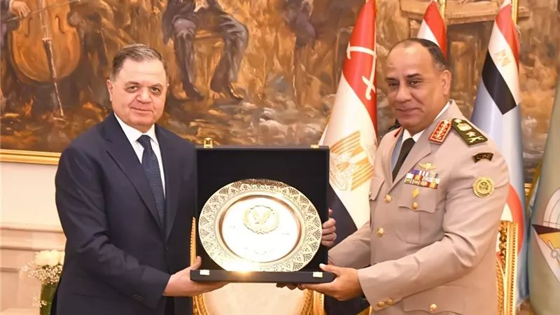 وزير الداخلية يزور القيادة العامة للقوات المسلحة ويهدي الفريق أشرف سالم درع الشرطة
