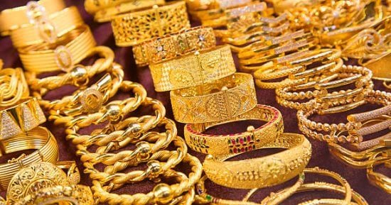 عيار 21 يتمسك بمستوياته رغم الضغوط العالمية.. ماذا يحدث في سوق الذهب؟