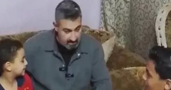 ياسر جلال يحقق أمنية الطفل بائع البلاستيك ويزوره في منزله بدار السلام