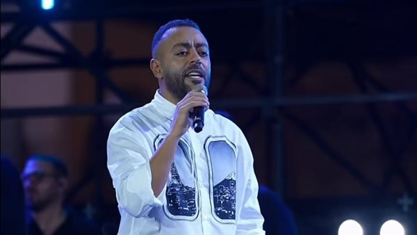 بنيو لوك خطف الأنظار، تامر عاشور يتألق في حفله ببغداد بأغنية "بموت جوايا" (فيديو)