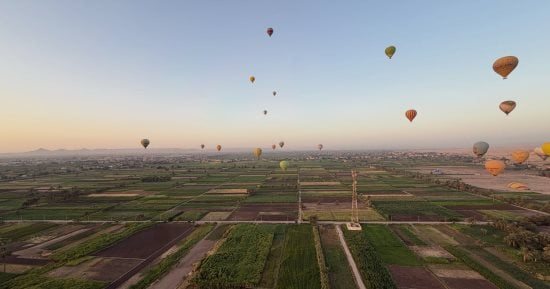 سماء الأقصر تشهد تحليق 50 رحلة بالون طائر على متنها 1200 سائح.. صور