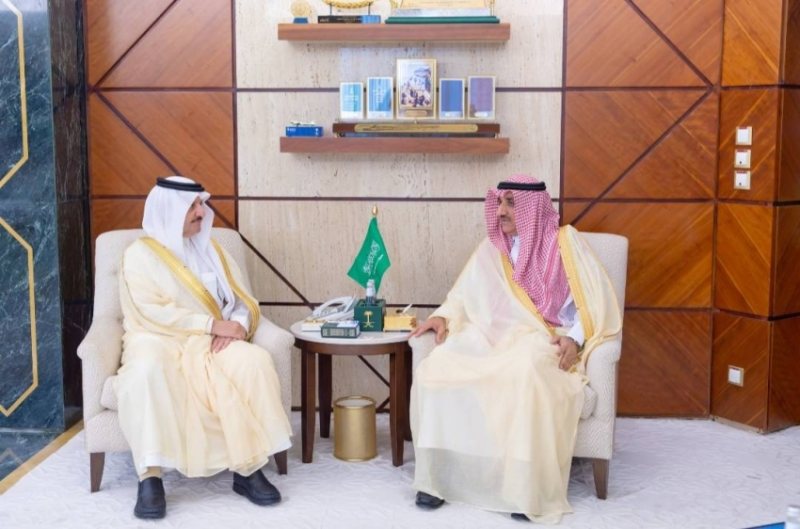 أمير المنطقة الشرقية يستقبل أمين الأحساء ويطلع على منجزات الأمانة