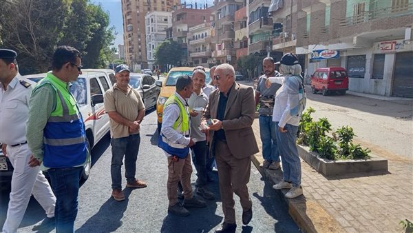 رئيس مدينة طوخ بالقليوبية يوزع العصائر والمياه الباردة على عمال الرصف