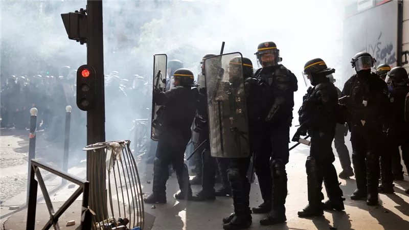 وزير الداخلية الفرنسي: القيود المفروضة على الاحتجاجات مستمرة