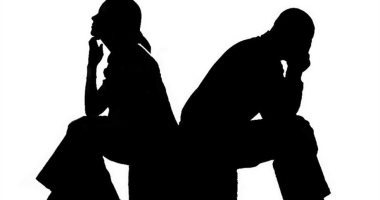 بعد 25 سنة عشرة.. رجل يلاحق زوجته بدعوى نشوز ويتهمها بإبعاده عن أسرته وممتلكاته