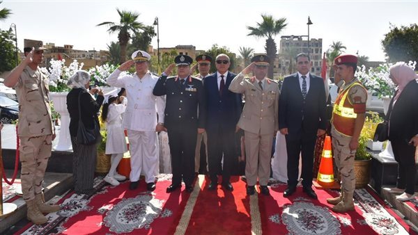 في ذكرى انتصارات أكتوبر، محافظ الأقصر يضع إكليل الزهور على نصب الجندي المجهول (فيديو وصور)