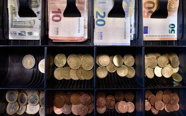اليورو يتراجع لأدنى مستوى في 17 شهرًا وسط ضغوط الأسواق