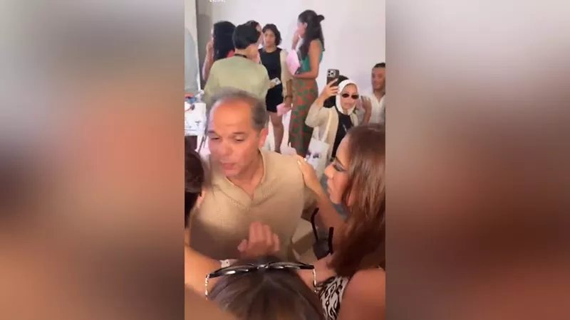 شباب الفنانين يستقبلون رامي إمام بالقبلات في ندوة المواهب بمهرجان الجونة (فيديو)