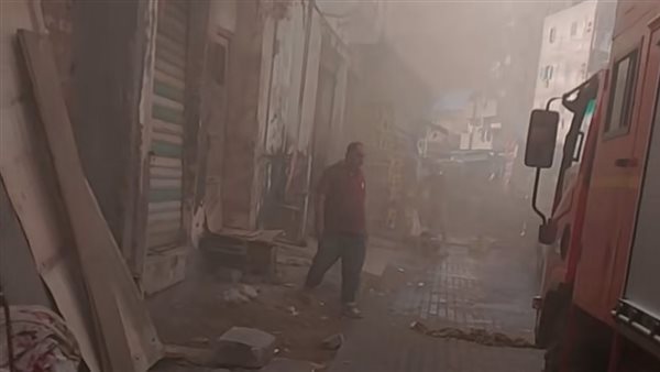 حريق يلتهم مخزن إسفنج في دمياط