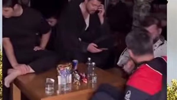النجمان التركيان مراد بوز وديميت أوزدمير يستغيثان بعد محاصرتهما بمياه الأمطار داخل الإستوديو (فيديو)