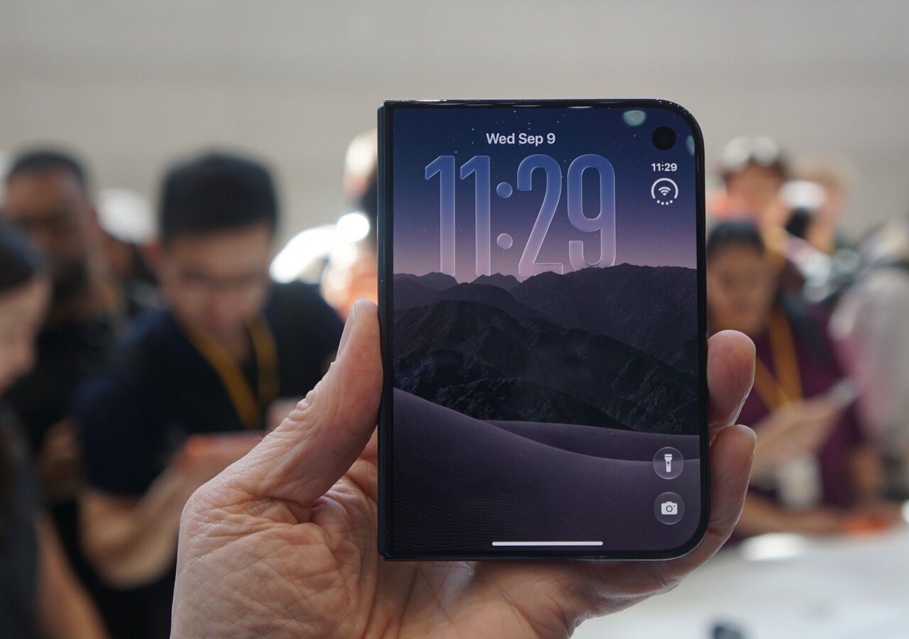 iPhone Duo من Apple ينفد في الطلب المسبق ومواعيد تسليمه تصل إلى يناير 2027