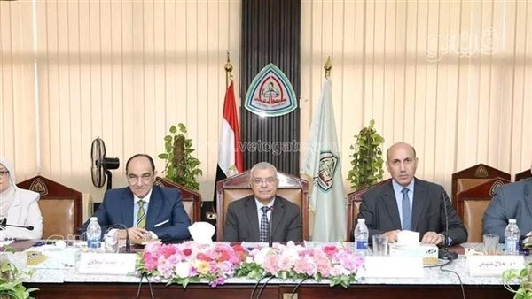 ترقية 327 موظفا وحوافز لـ257 وعلاوات تشجيعية لـ247 بجامعة الزقازيق