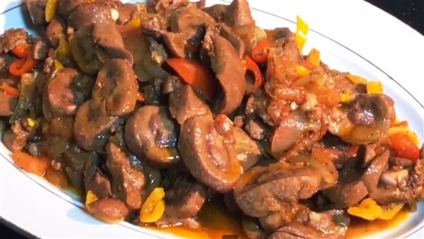 طريقة عمل الكلاوي بالبصل والفلفل بمذاق شهي لغداء سريع