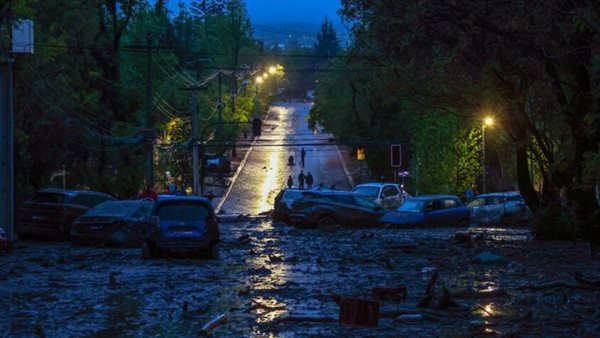أمطار غزيرة وسيول تغرق شوارع العاصمة التشيلية سانتياجو وتقطع الكهرباء عن 40 ألف منزل (فيديو)