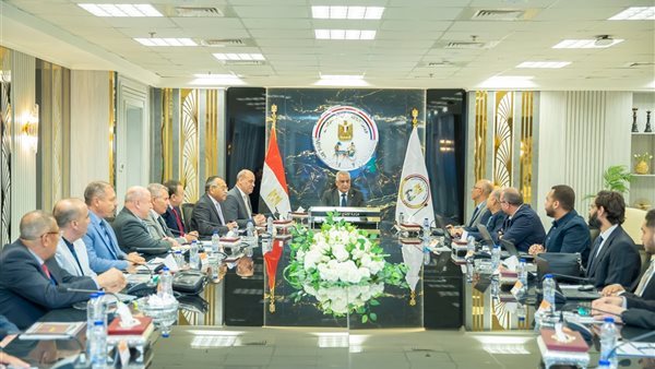 وزير الإنتاج الحربي يتابع الموقف التنفيذي لمشروعات "حياة كريمة"