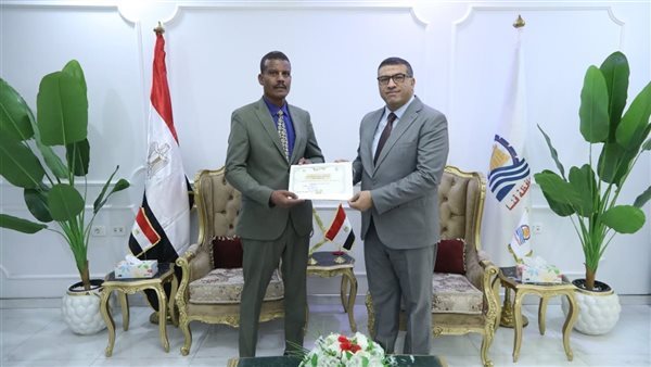 محافظ قنا يكرم مدير الزراعة تقديرًا لجهوده في إنجاح منظومة توزيع الأسمدة للمزارعين