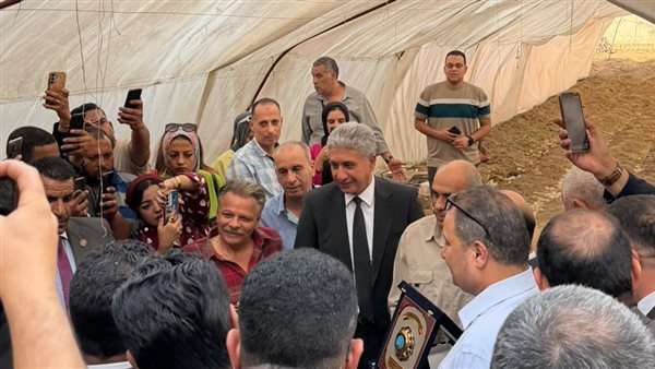 وزير السياحة والآثار يكرم مواطنا عثر على رأس ضخمة لتمثال الملك رمسيس الثاني