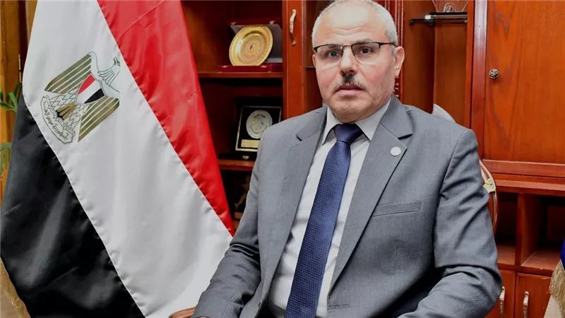 بعد التجديد له رئيسا لجامعة قناة السويس، تعرف على مسيرة الدكتور ناصر مندور العلمية