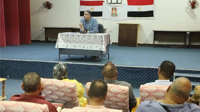 مدير تعليم الوادي الجديد يناقش جهود القضاء على صعوبات القراءة والكتابة لدى الطلاب