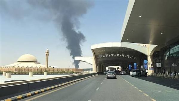 رويترز: تصاعد دخان من طائرة متوقفة في مطار الرياض