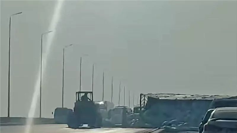 انقلاب سيارة نقل محملة بالدقيق على طريق "شبرا – بنها" الحر.. وزحام مروري بسبب الحادث