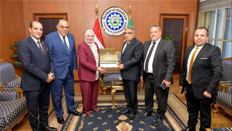 محافظ الدقهلية يستقبل وفد البنك الزراعي لتقديم مساعدات بـ900 ألف جنيه للأسر الأولى بالرعاية