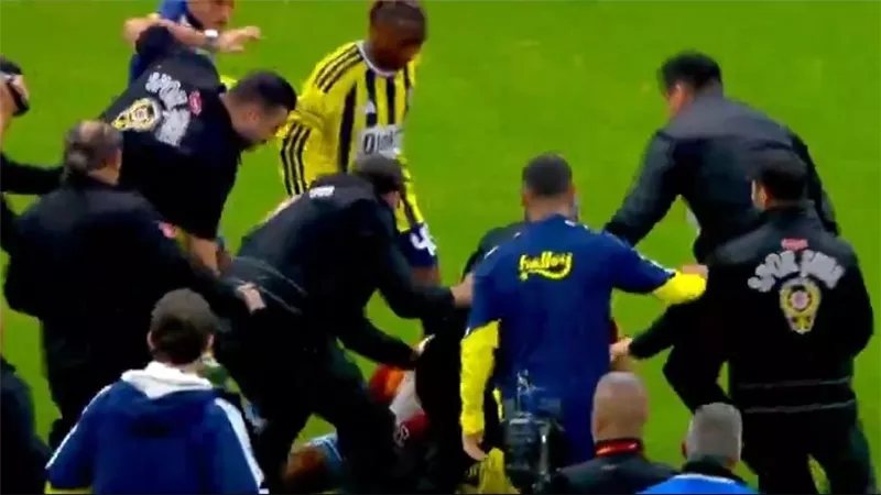 خناقة شوارع بين لاعبي جلطة سراي وفنربخشة بعد نهاية قمة الدوري التركي (فيديو)