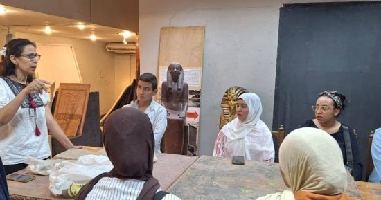 برنامج لصيانة وترميم الماكيتات والقطع غير الأثرية لطلبة وخريجي كليات الترميم بمتحف الأقصر.. صور