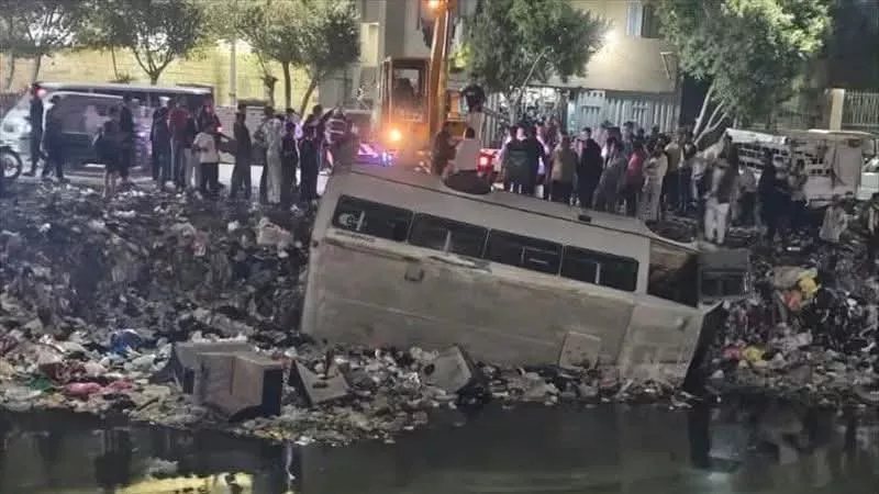 لحظة انتشال أتوبيس من ترعة الشرقاوية في شبرا الخيمة (فيديو)