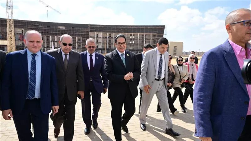 رئيس جامعة القاهرة يتفقد المجمع الطبي للأطفال في مدينة 6 أكتوبر