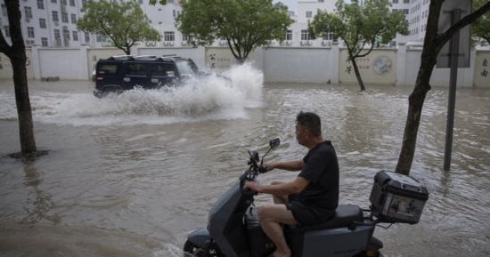 إعصار إيساياس ينتزع سقف مبنى سكني في فلوريدا ويخلف قتلى ودمارًا.. فيديو